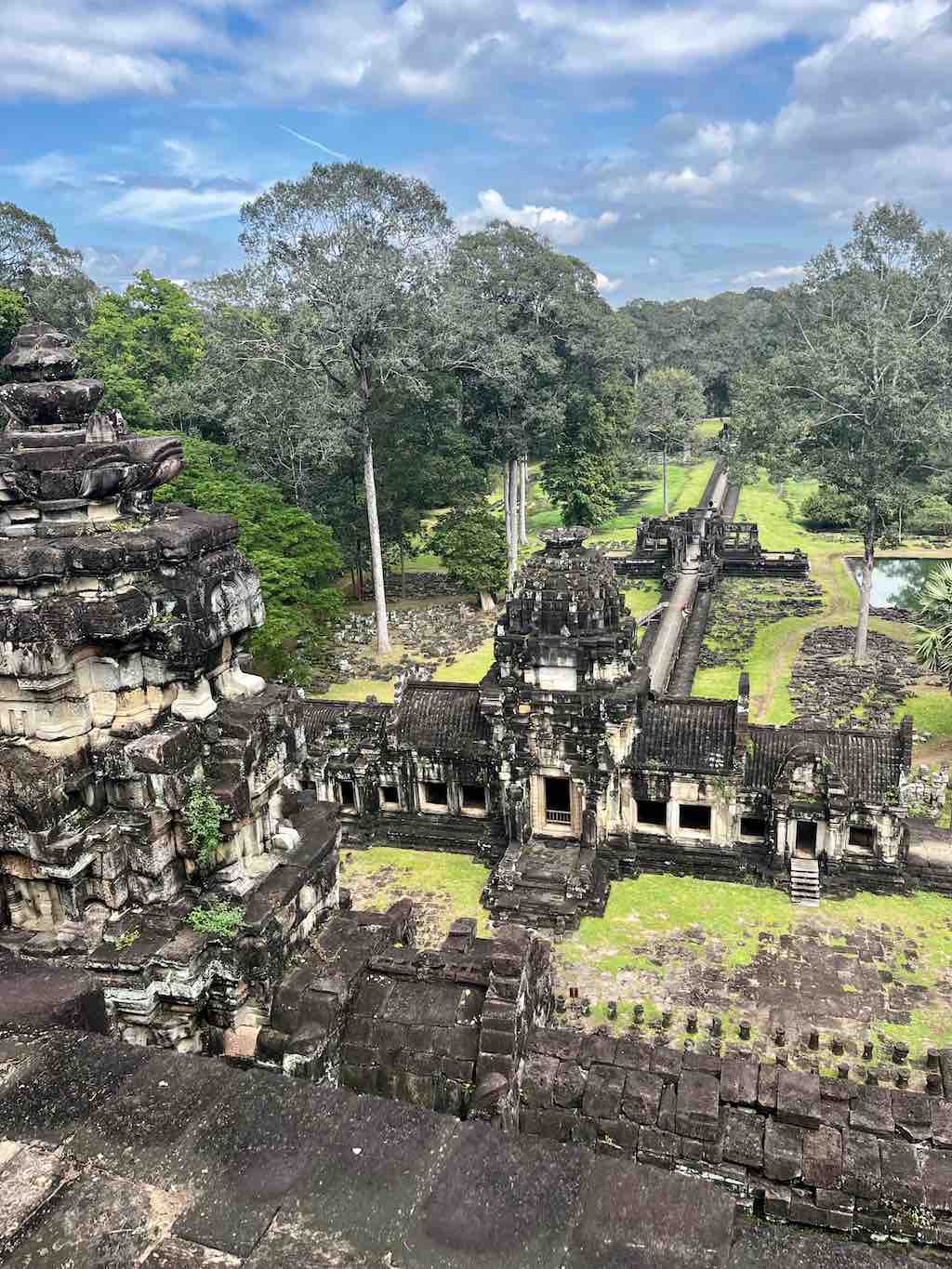Ruines et forêt vues depuis la haute terrasse d’un temple d’Angkor Thom