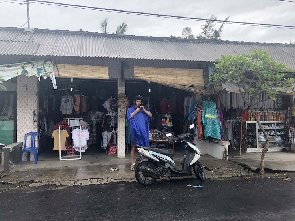 En scooter à Nusa Penida sous la pluie