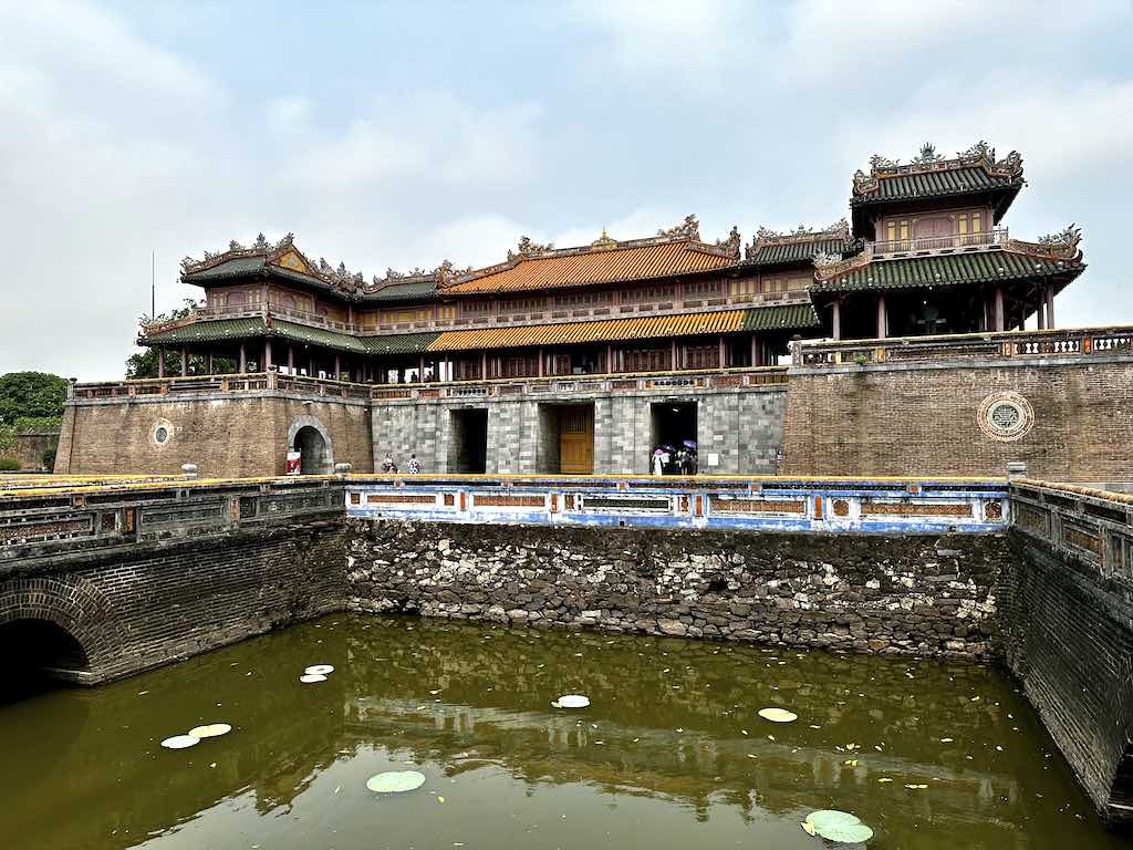 Hue cité impériale porte du midi Vietnam