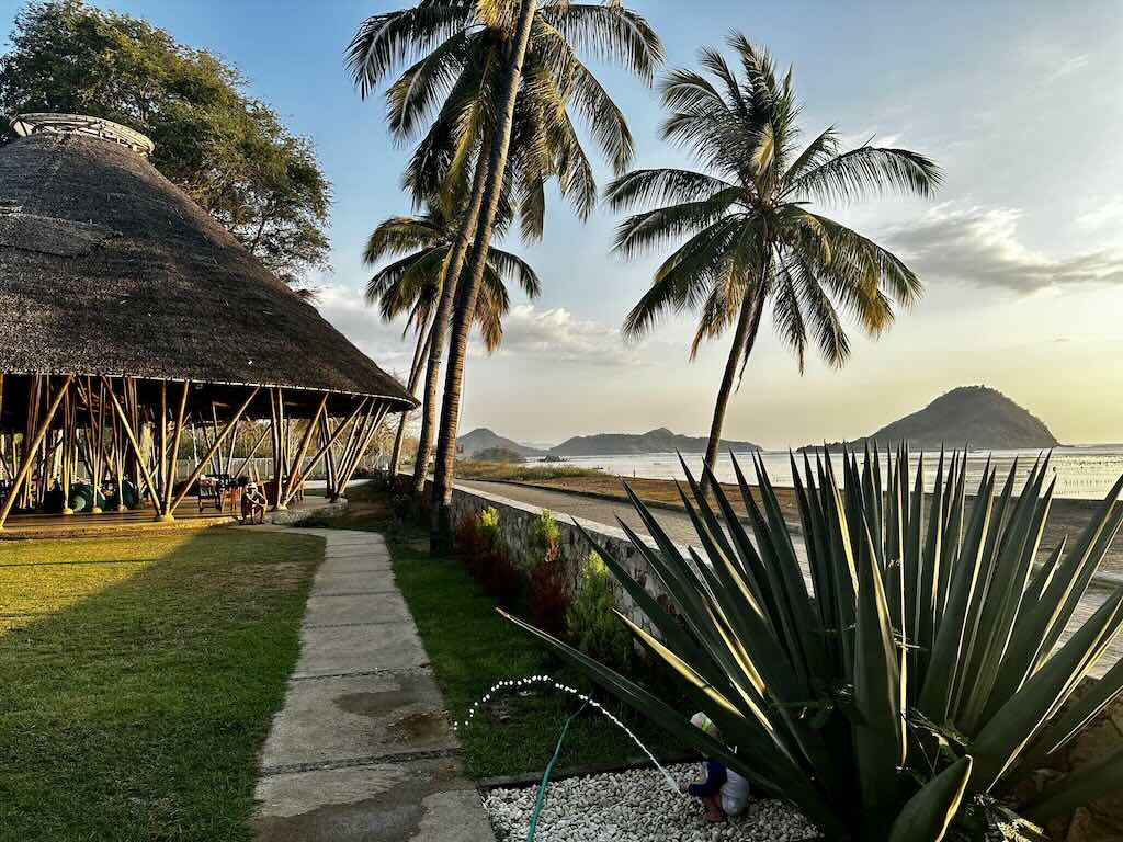 Kertasari Sumbawa plage et hotel Whales and Waves