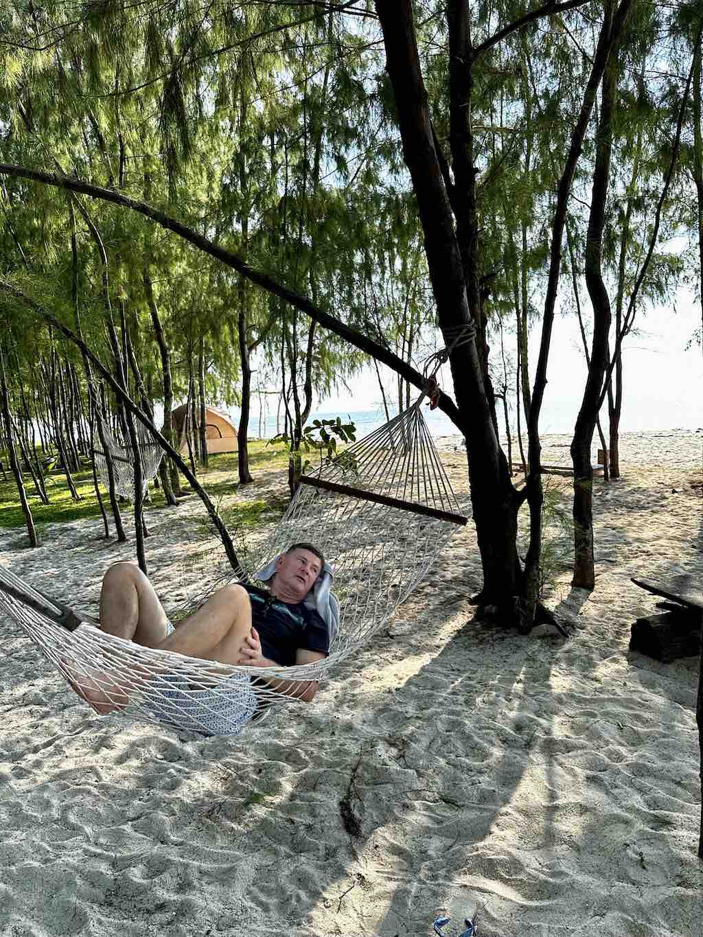 Hamacs sous les arbres sur la plage de Ko Rap, Koh Samui