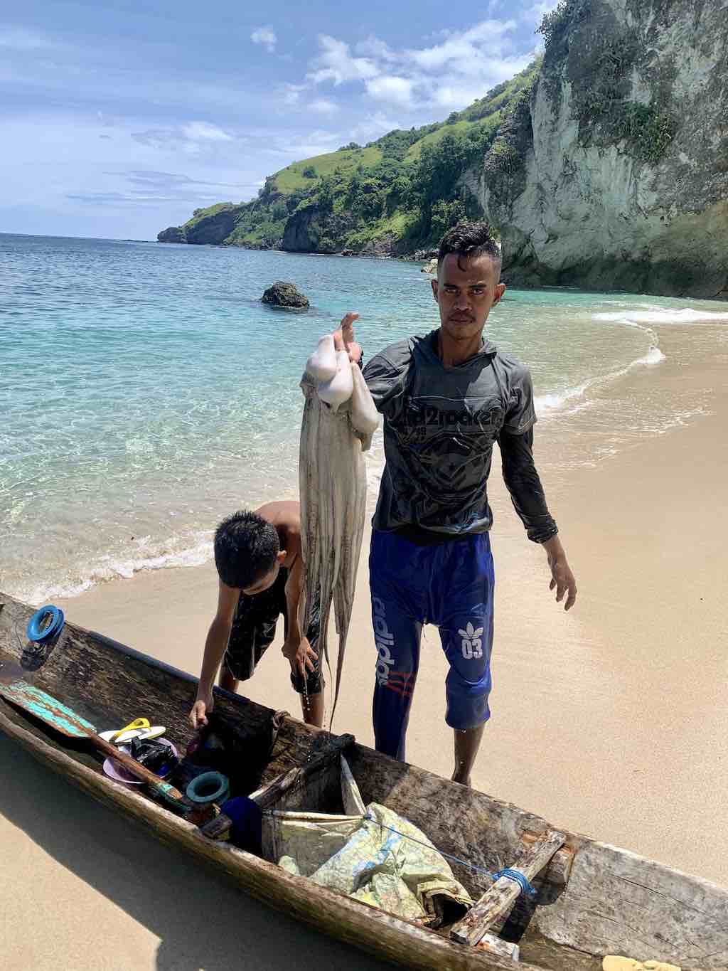 Pêcheur sur le sable de Koka Beach, Flores, Indonésie