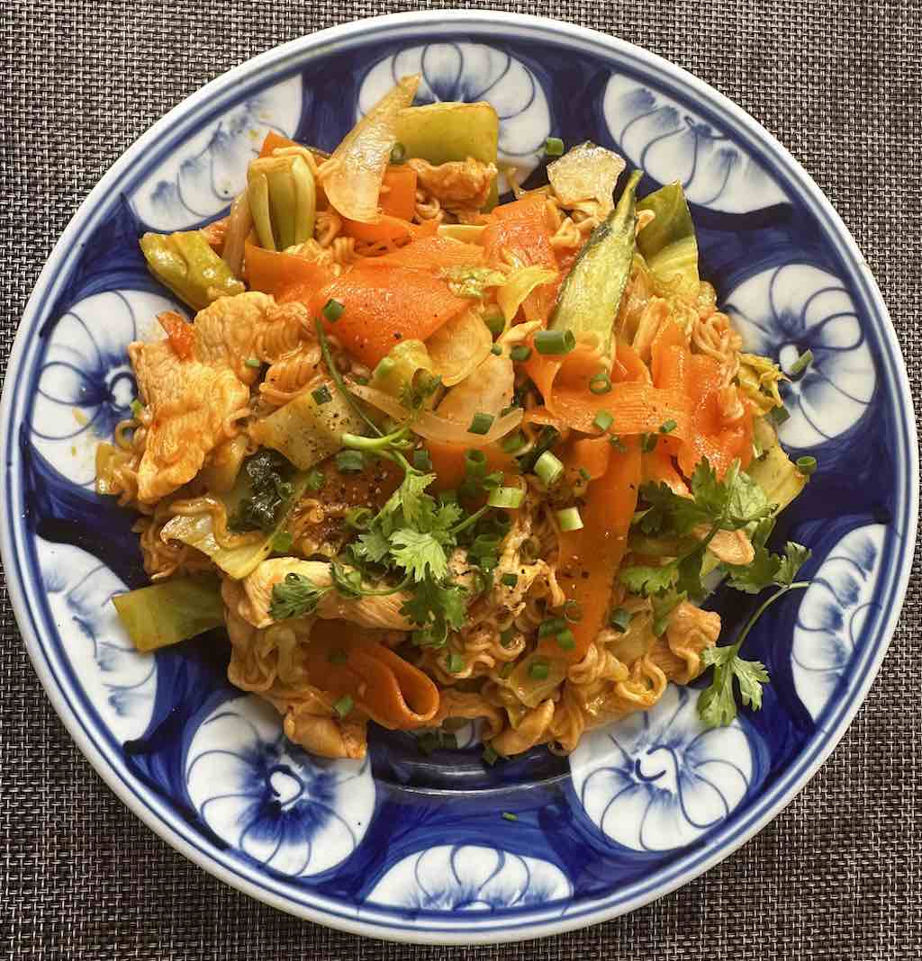 Une assiette de nouilles sautées vietnamiennes aux légumes et crevettes