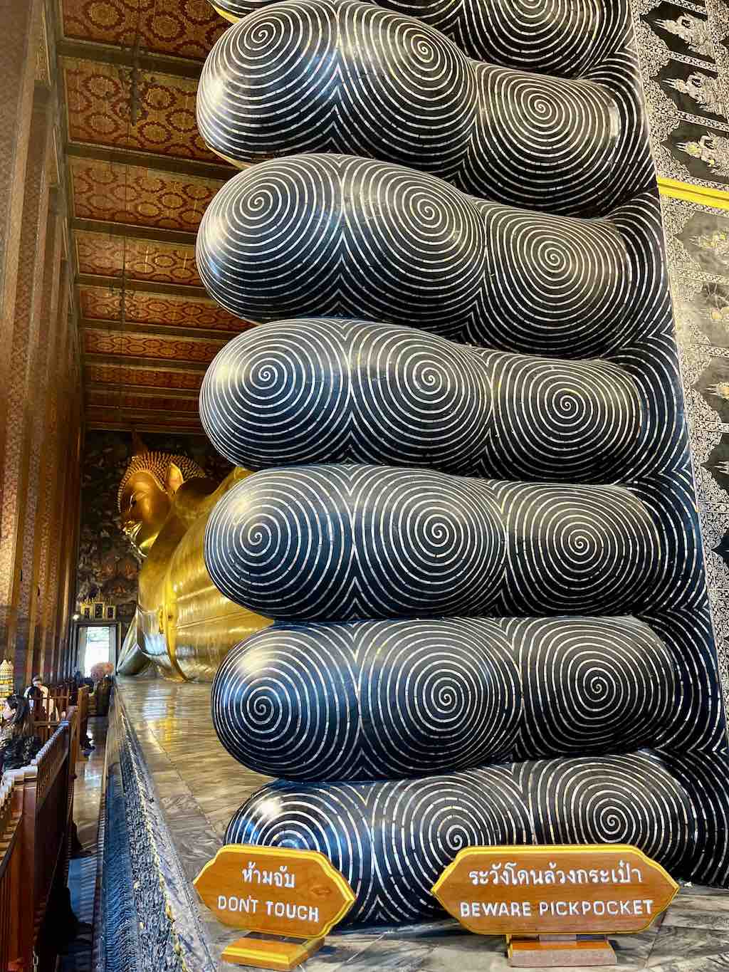 Plantes des pieds du Bouddha couché incrustées de nacre au Wat Pho, Bangkok