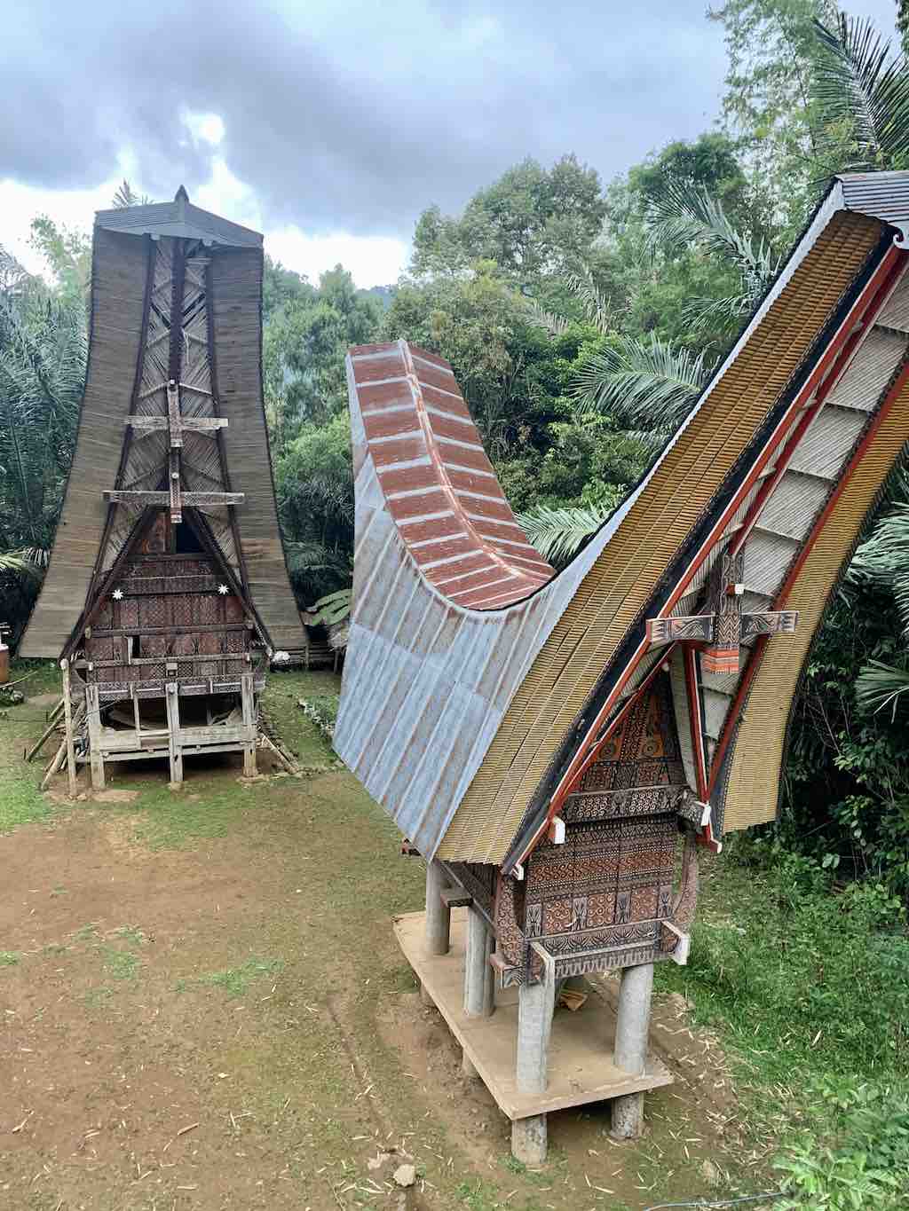 Maison ancestrale tongkonan et greniers à riz au Tana Toraja, Sulawesi, Indonésie