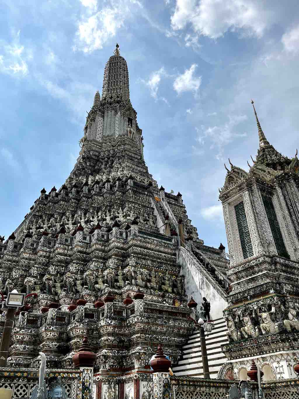 Le prang couvert de porcelaine du Wat Arun au bord du fleuve Chao Phraya, Bangkok