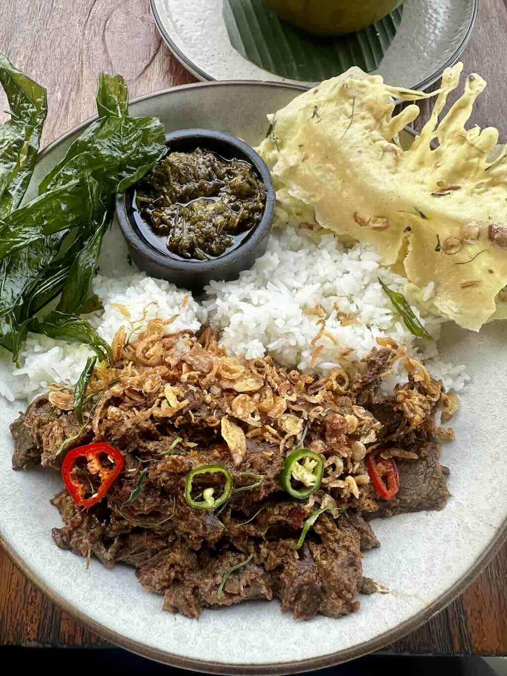 Beef rendang, sombre et sec, le plat minangkabau mijoté longuement de Sumatra Ouest