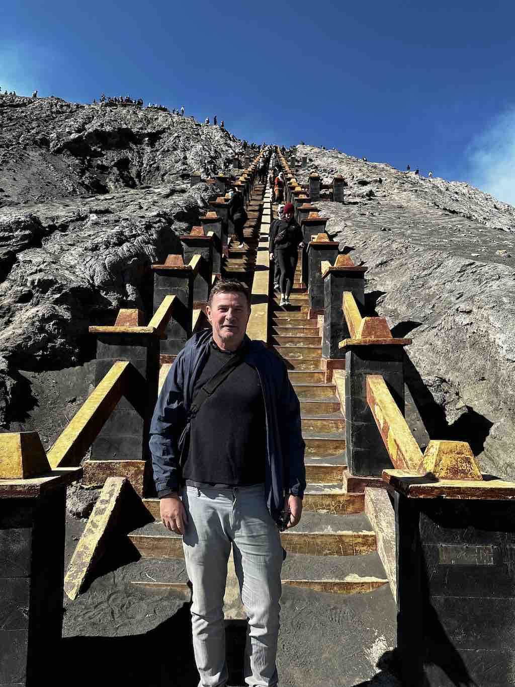 Blaise Jaeger sur l'escalier de béton qui monte à la crête du cratère du mont Bromo, Java Est, Indonésie