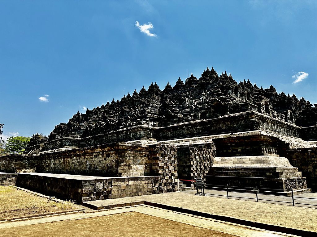La pyramide à degrés du temple de Borobudur vue depuis la pelouse sous un ciel bleu, Java central, Indonésie