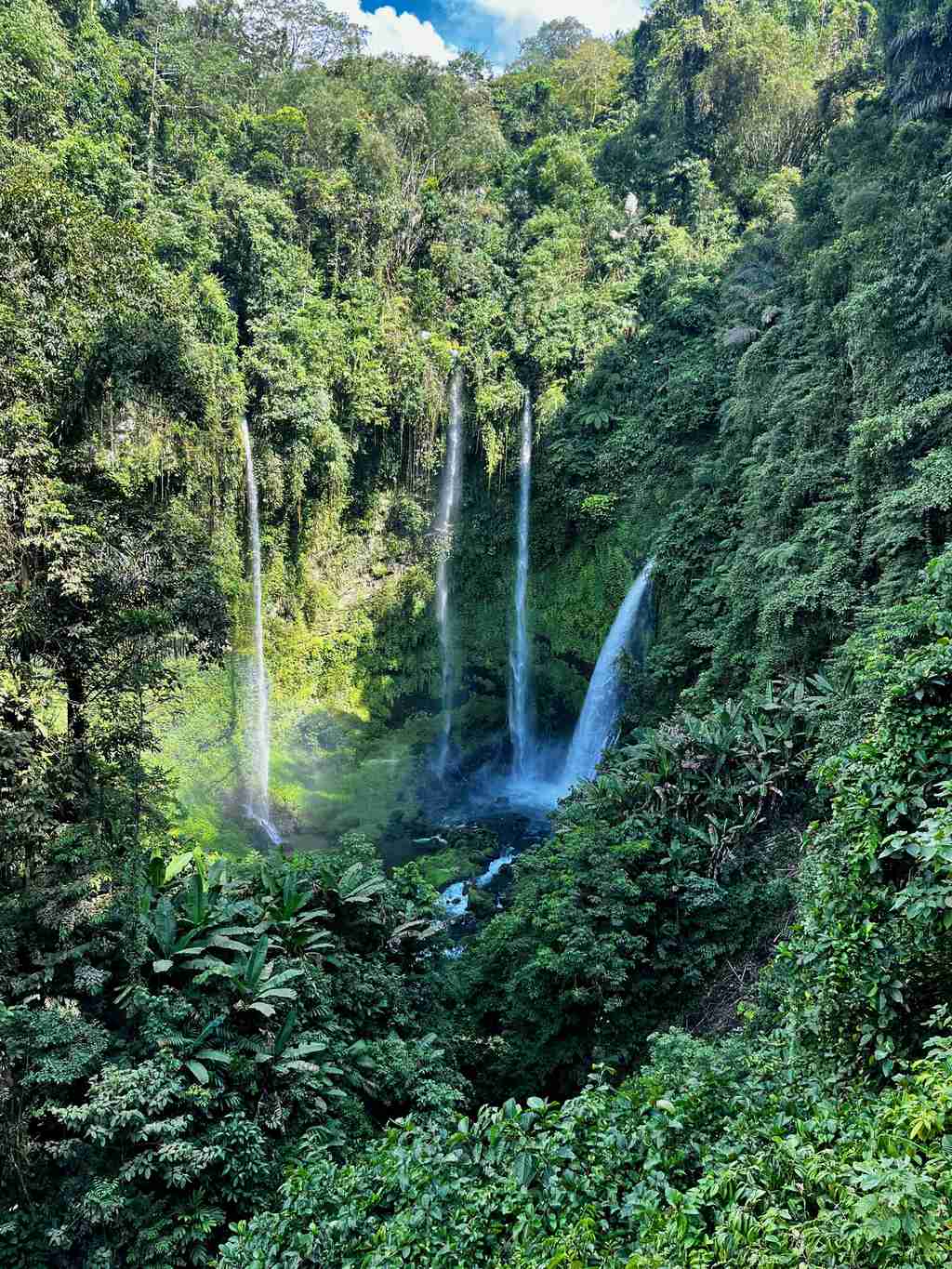 Les trois jets parallèles de la cascade de Tekaan Telu dans la jungle, dans le nord de Sulawesi