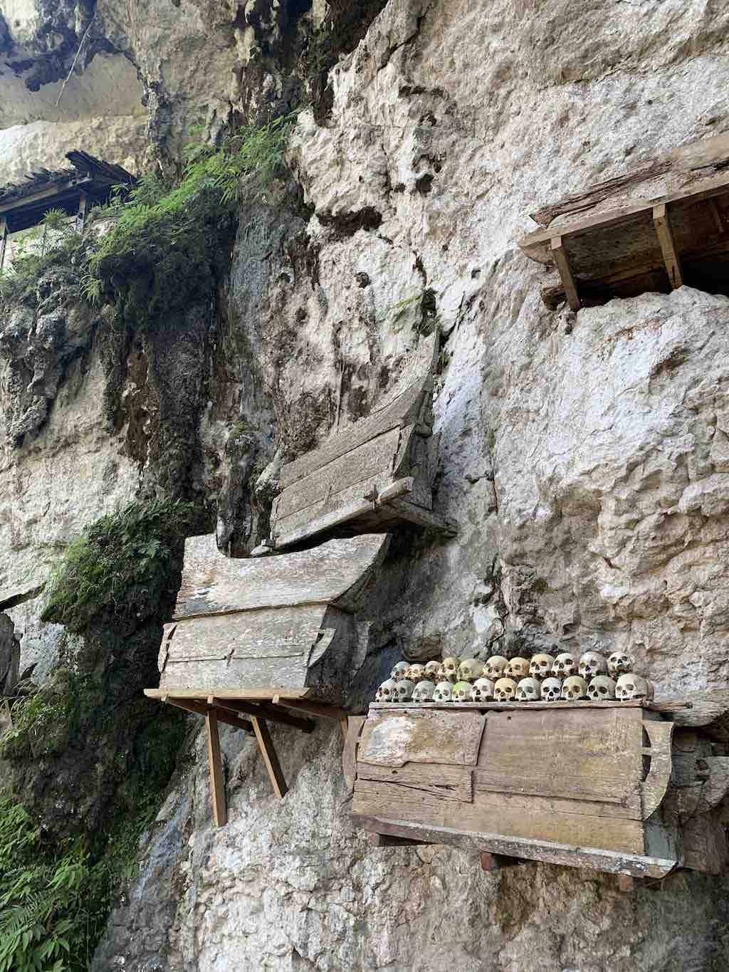 Cercueils suspendus sur une falaise calcaire au Tana Toraja, Sulawesi