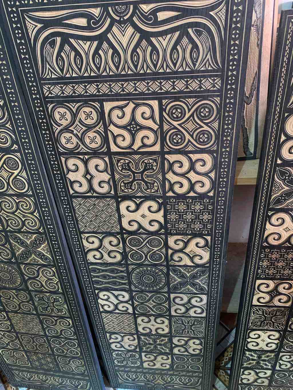 Détail de la façade sculptée et peinte d'un tongkonan, Tana Toraja, Sulawesi