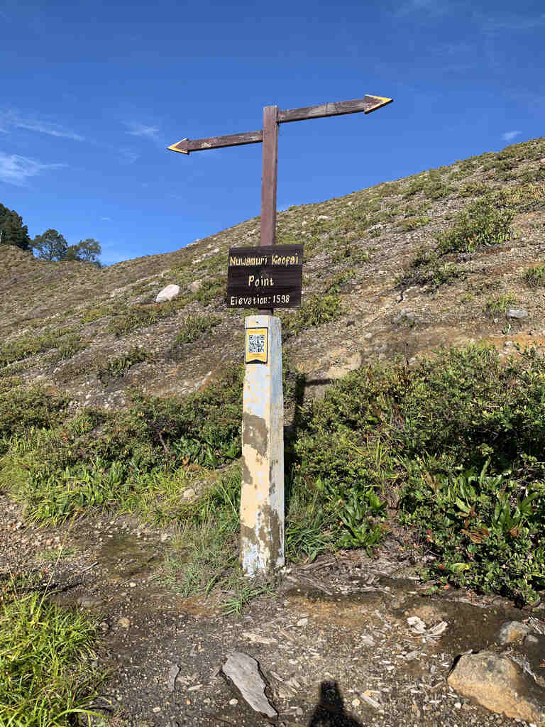 Panneau indicateur sur le sentier du sommet du Kelimutu