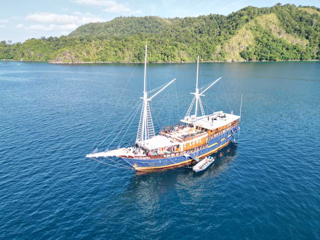 Une goélette phinisi au mouillage devant Labuan Babi, à la pointe nord-est de Sulawesi, en Indonésie