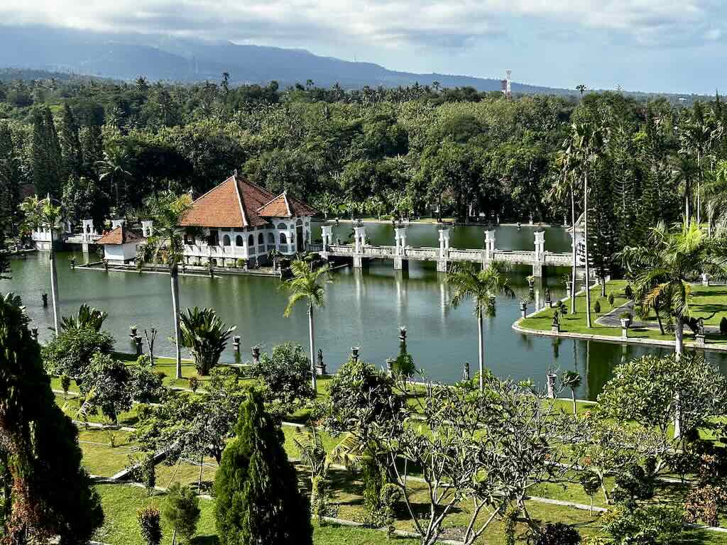 Le palais d'eau de Taman Ujung, ses lagunes et son long pont blanc, Karangasem Bali