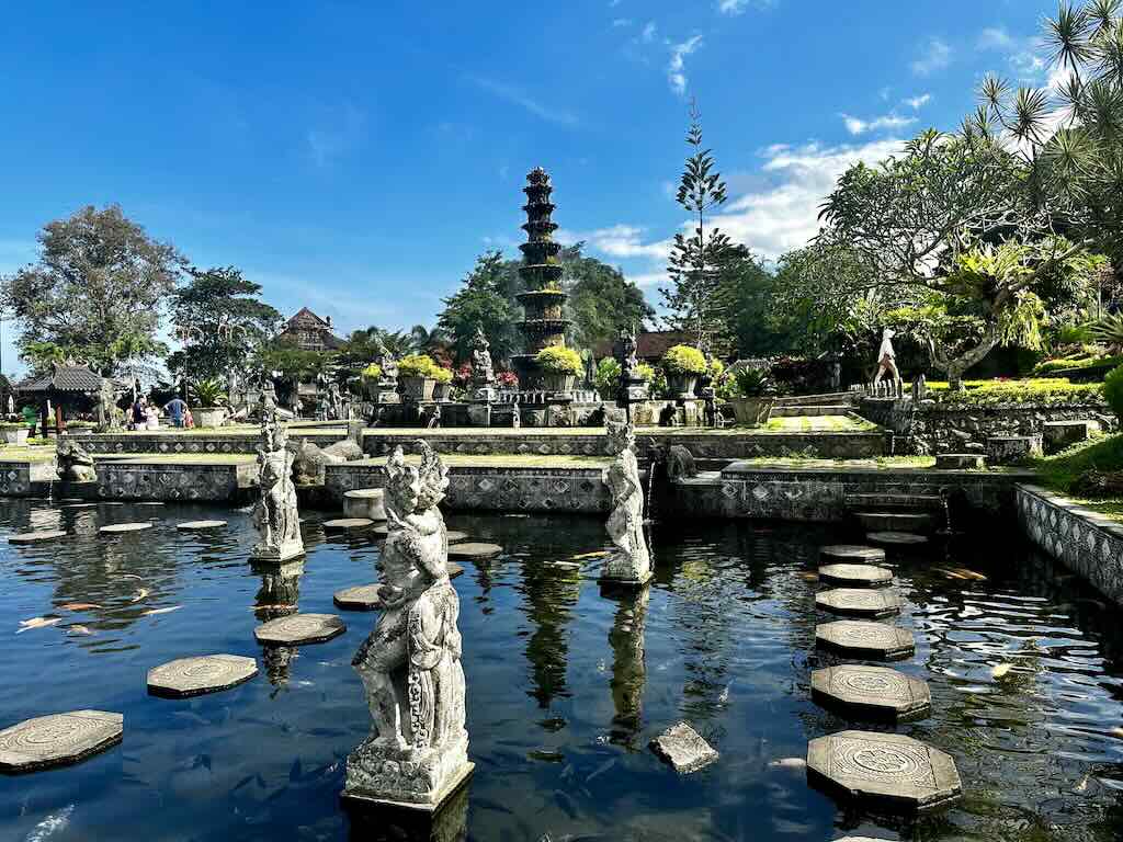 Le jardin d'eau de Tirta Gangga, ses pas japonais et sa fontaine à étages, Karangasem Bali