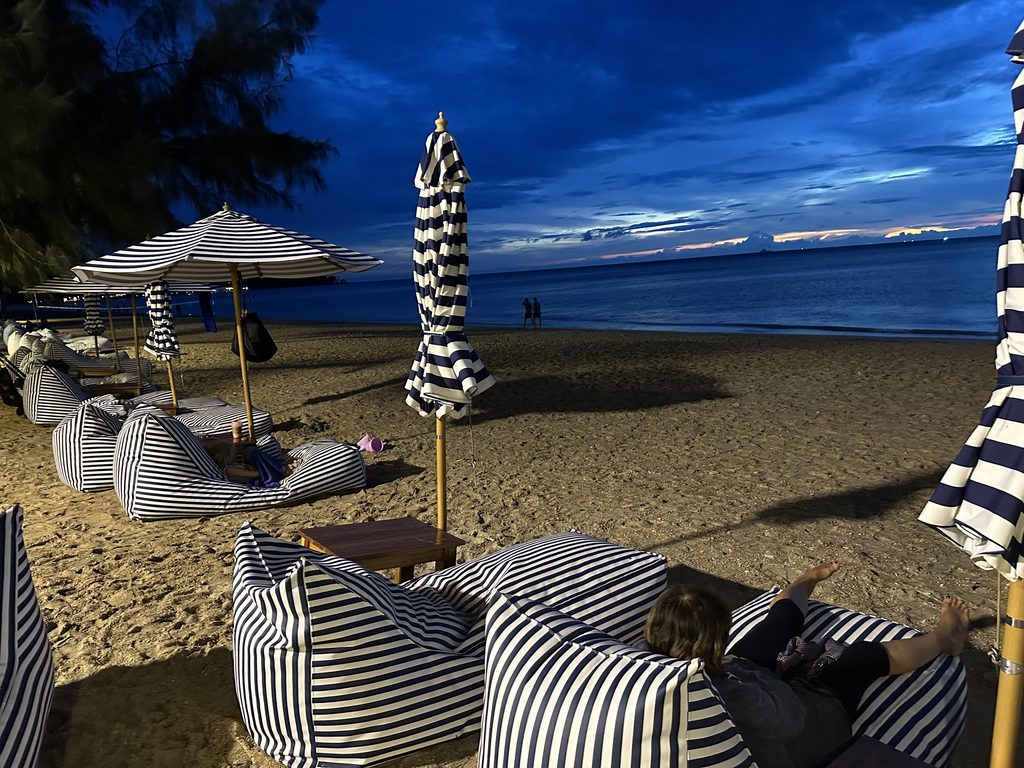 Bar de plage avec des poufs sur le sable au crépuscule, à Koh Lanta