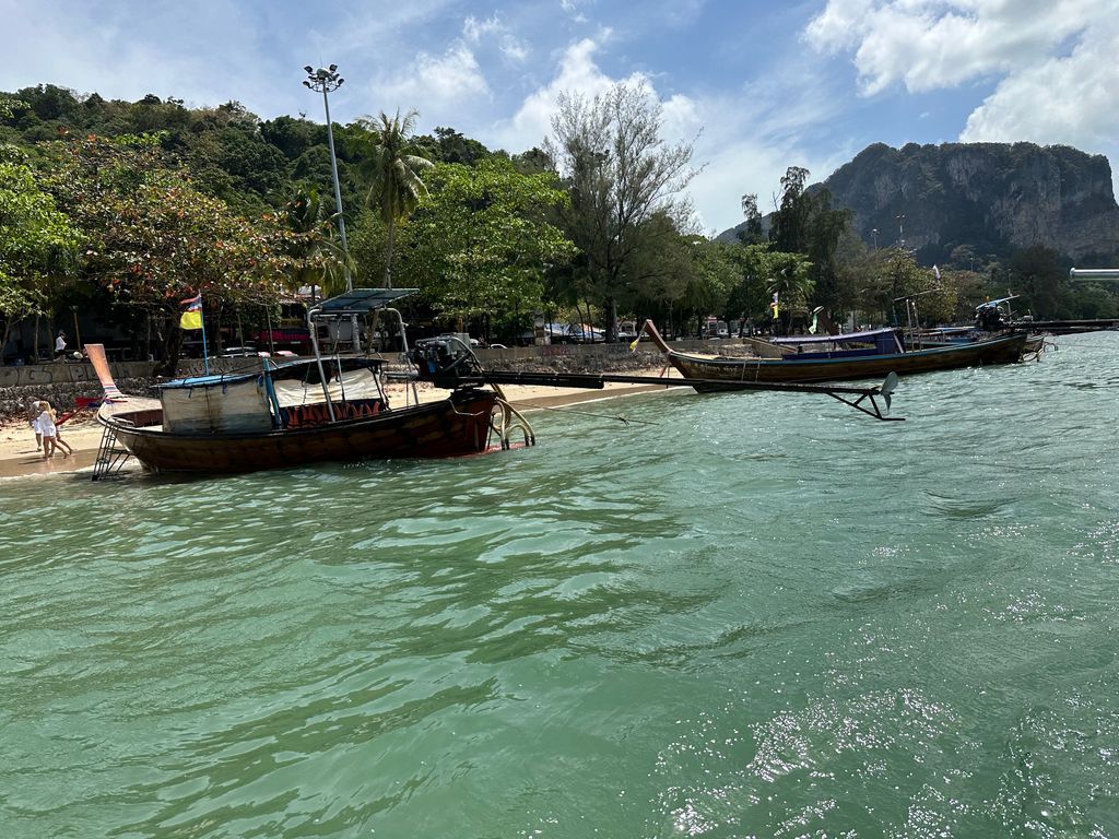 Bateaux longtail en attente de passagers à Ao Nang, Krabi