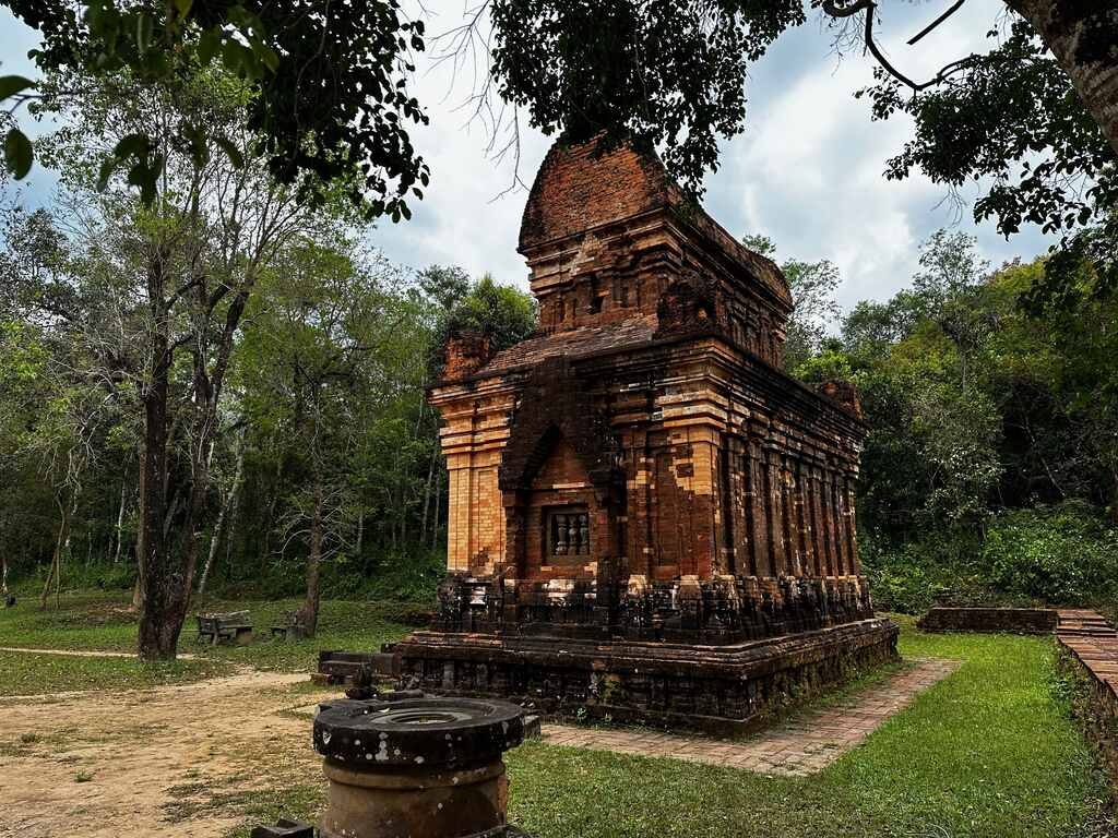 Tour cham en brique encore intacte avec son toit pyramidal, dans une clairière du sanctuaire de My Son, Vietnam