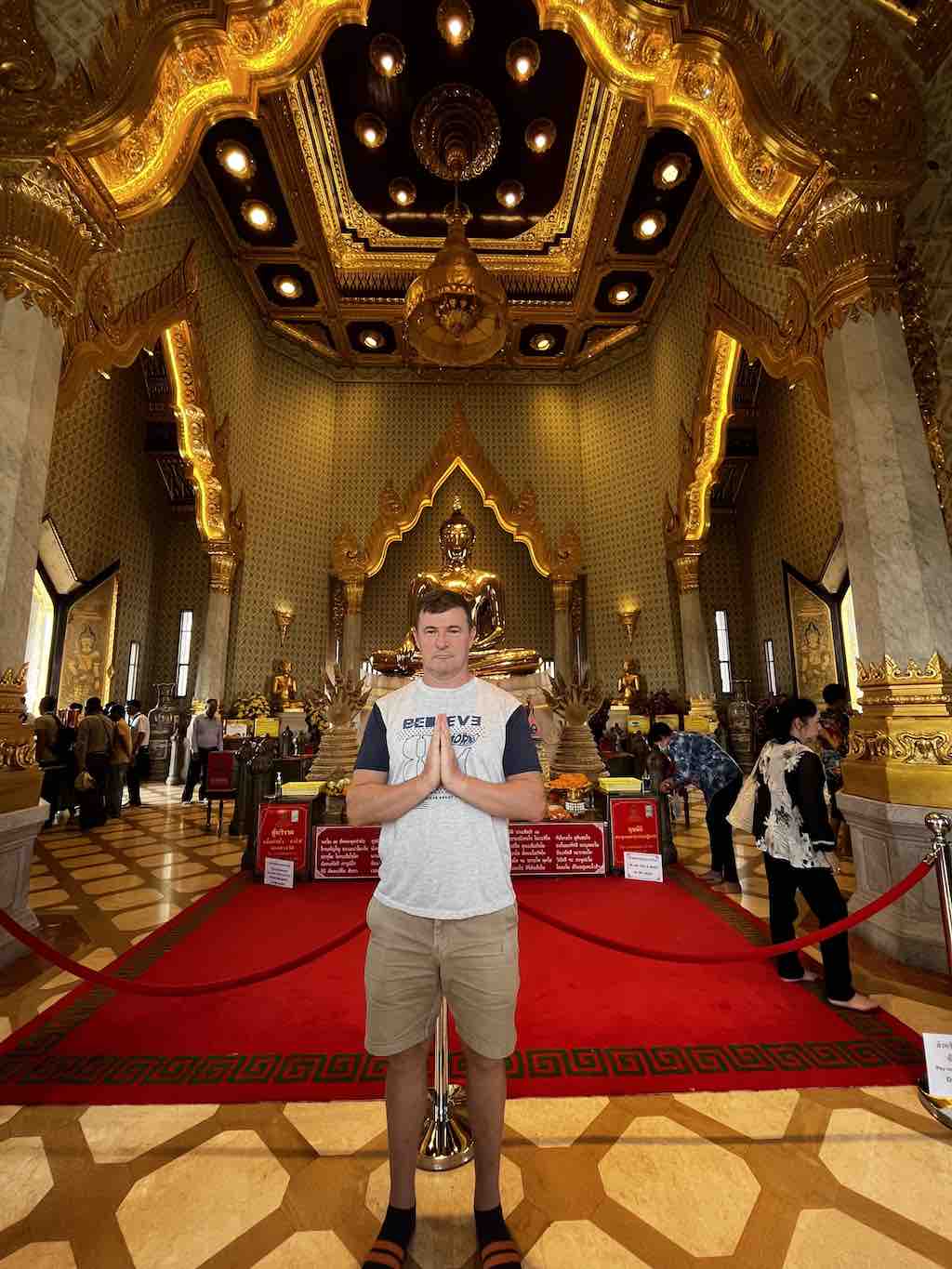 Blaise Jaeger devant le Bouddha en or massif du Wat Traimit, Bangkok