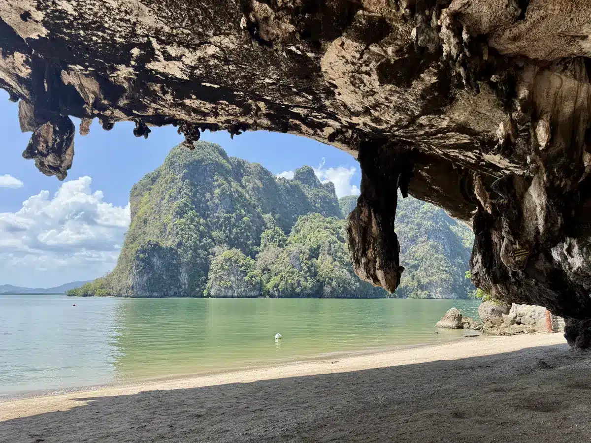 Arche de grotte encadrant les îles calcaires, James Bond Island, baie de Phang Nga