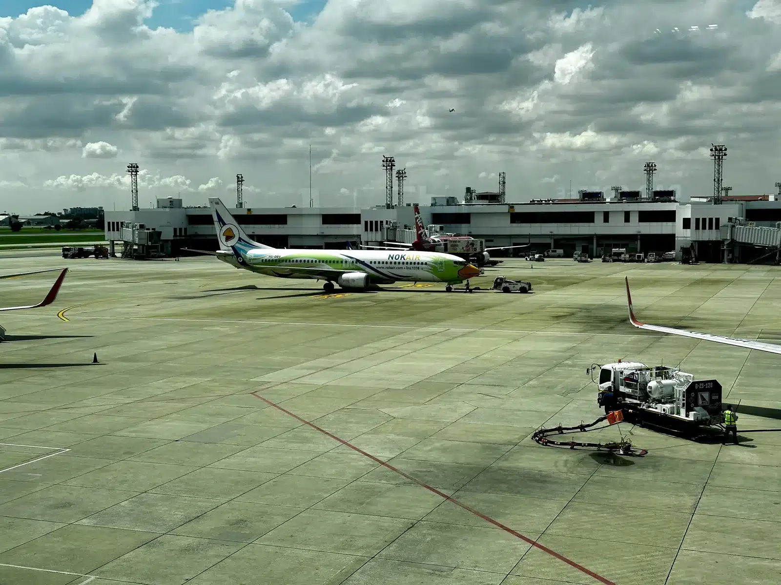Avion de ligne intérieure sur le tarmac de l'aéroport de Don Mueang, Bangkok