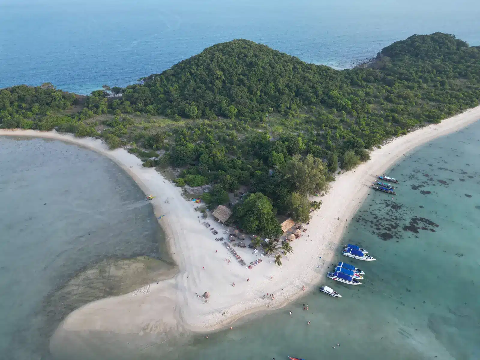 Vue drone du banc de sable blanc de Ko Mat Sum, Pig Island, près de Koh Samui