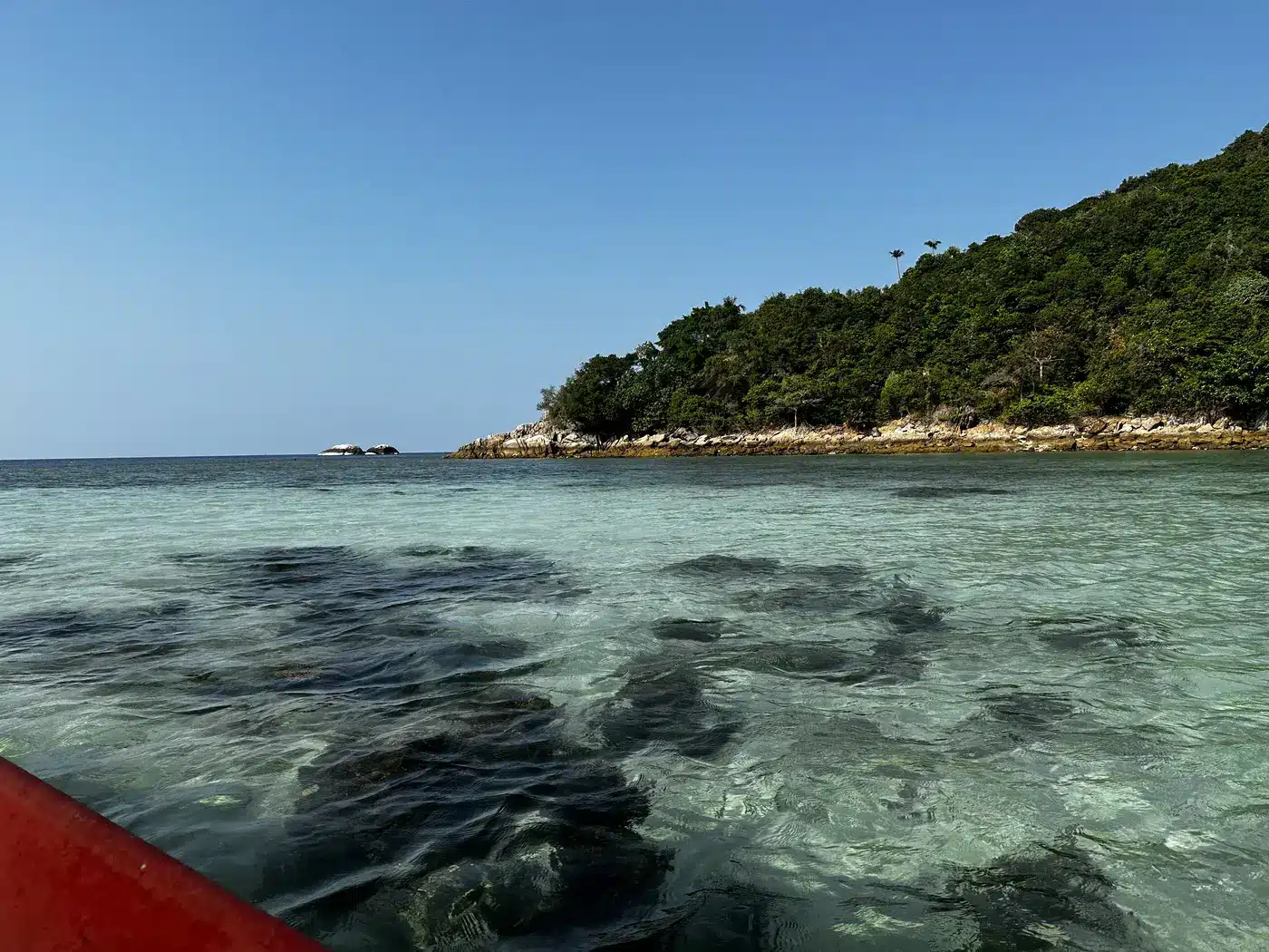 Bateau longtail sur la plage de Chaloklum, Koh Phangan, avant le trajet vers Bottle Beach