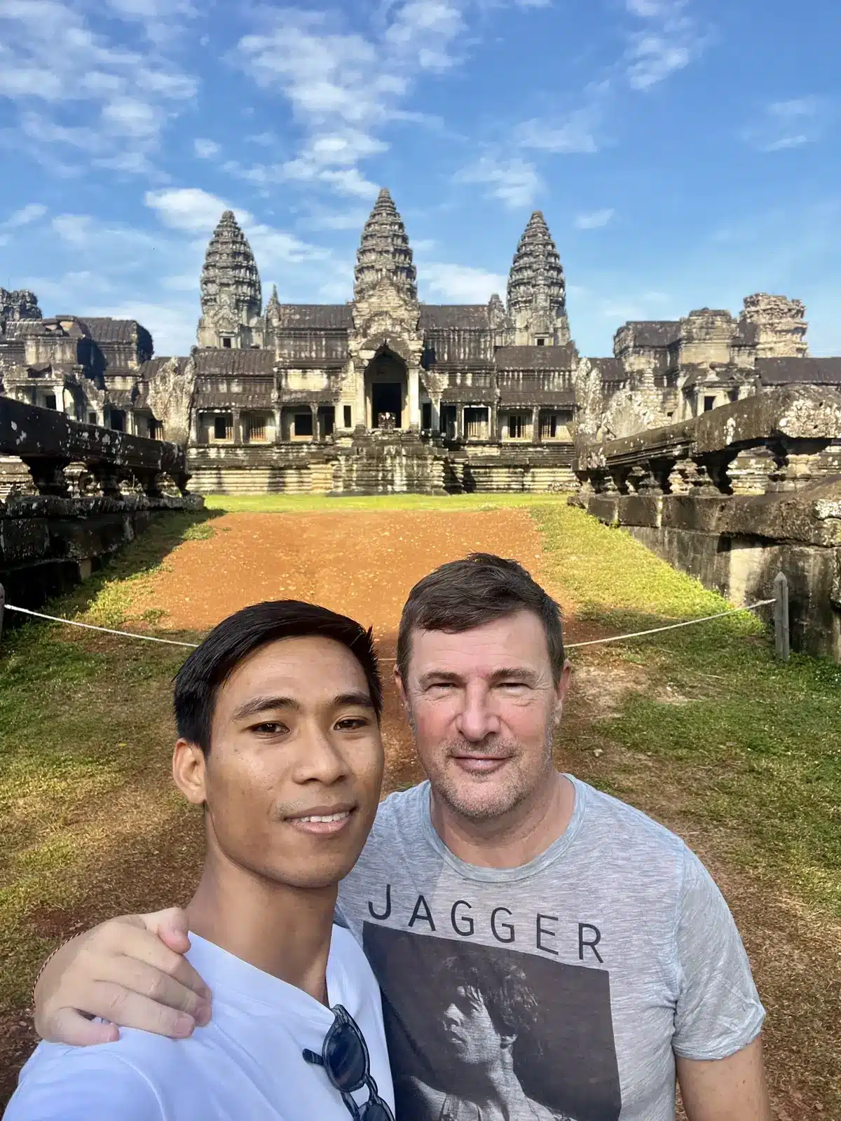 Blaise Jaeger et son ami Roy devant Angkor Wat