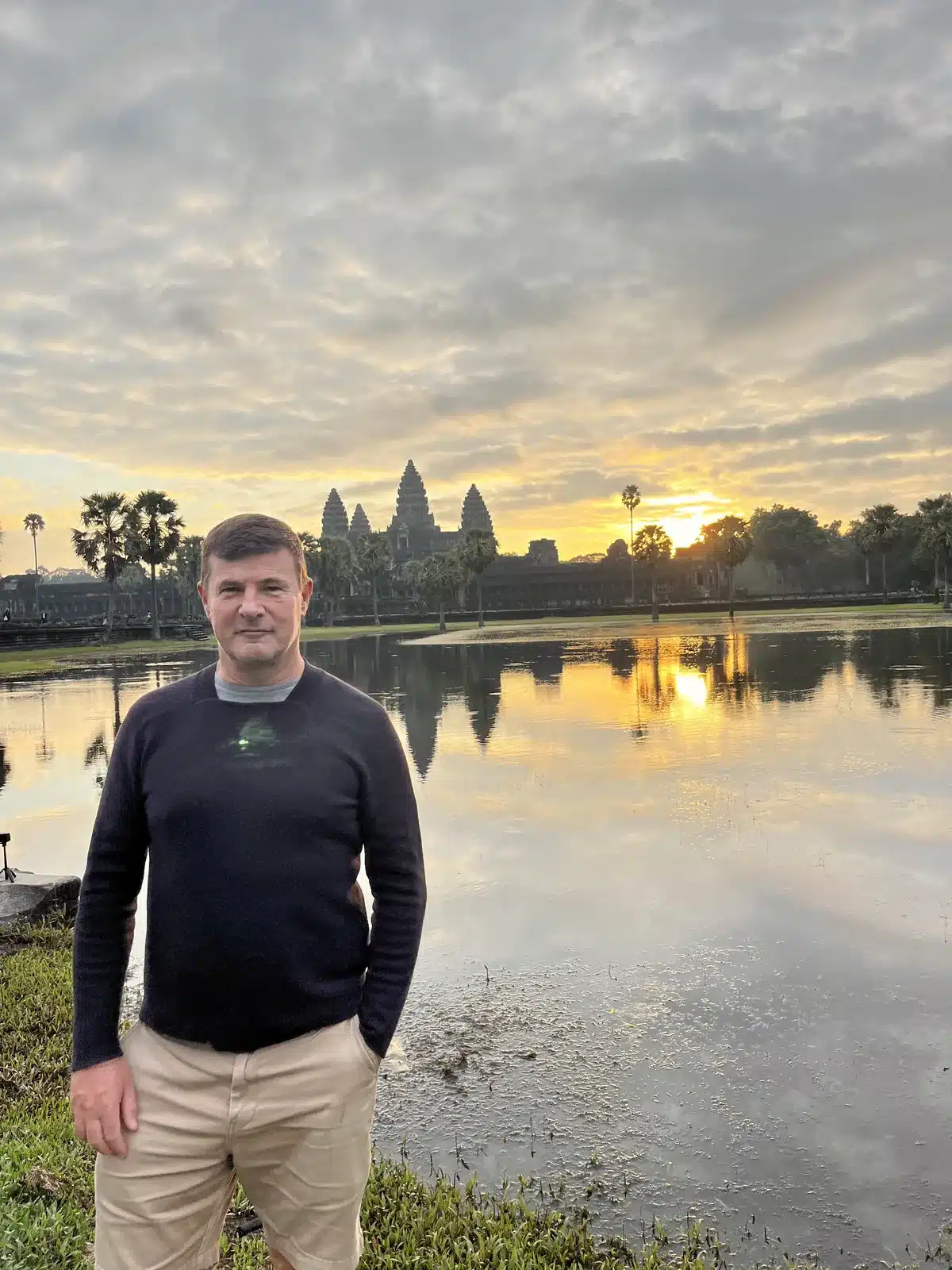 Blaise Jaeger au lever du soleil devant le bassin d’Angkor Wat