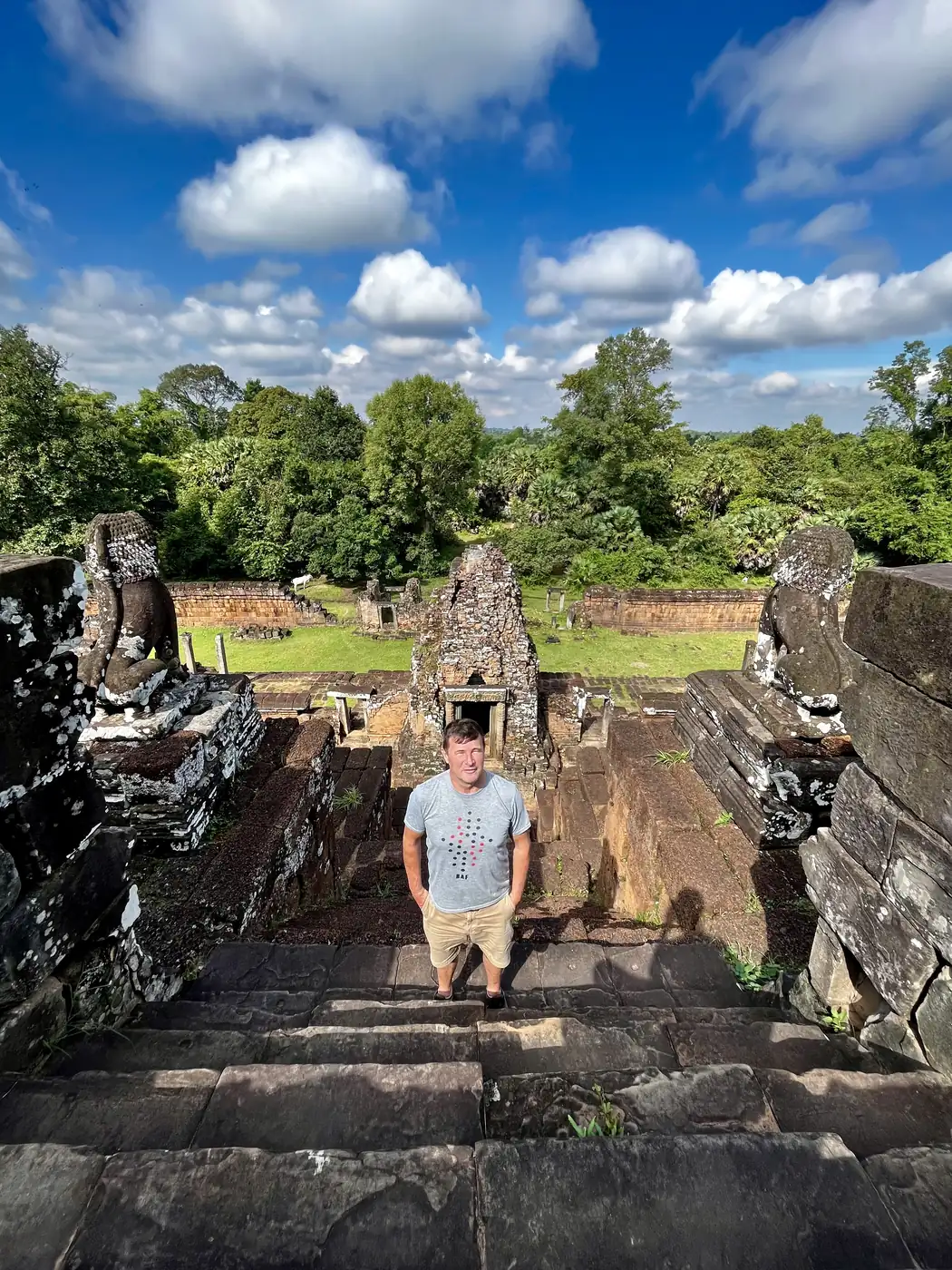 Blaise Jaeger sur les marches du temple de Pre Rup, à Angkor
