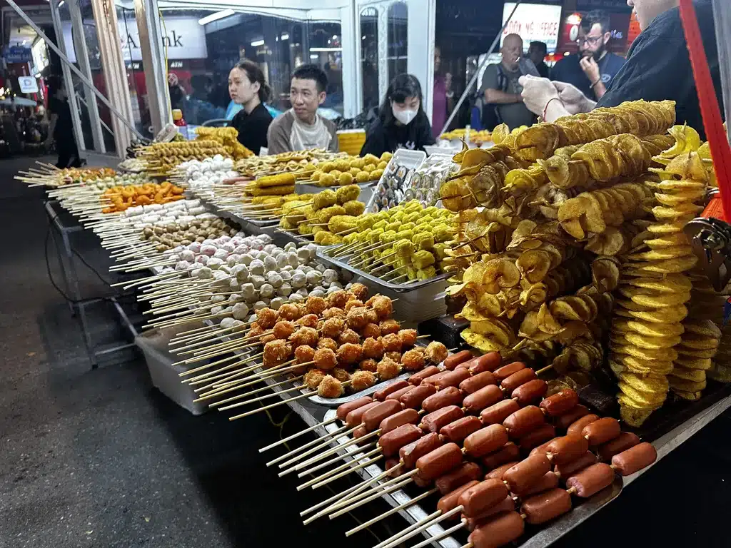 Brochettes grillées sur un stand de rue à Hanoï, le soir