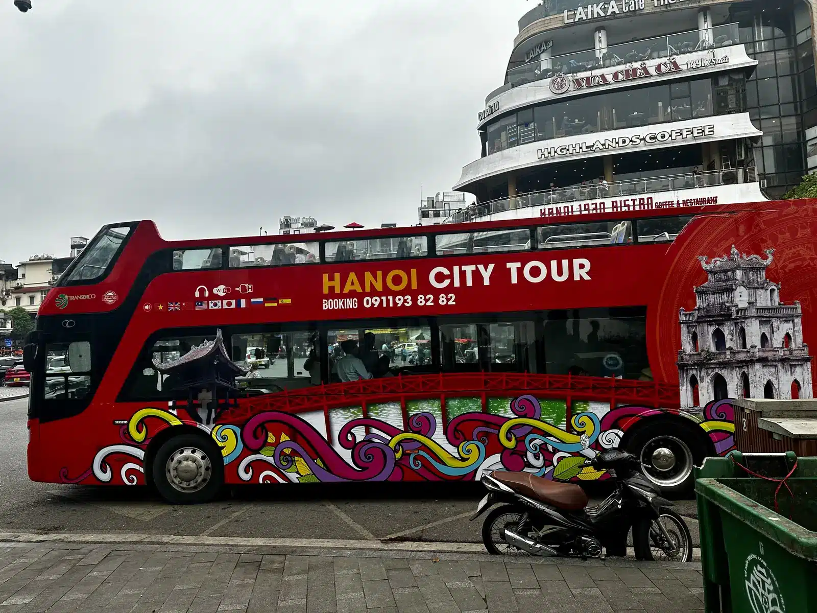 Bus rouge à impériale du Hanoi City Tour près du lac Hoan Kiem