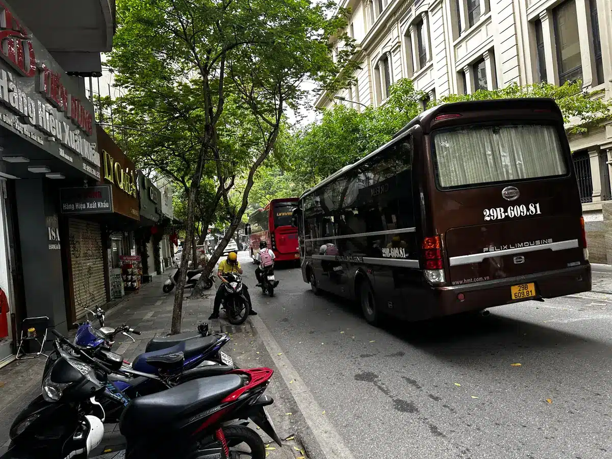 Bus limousine pour la baie d'Halong près du lac Hoan Kiem, à Hanoï