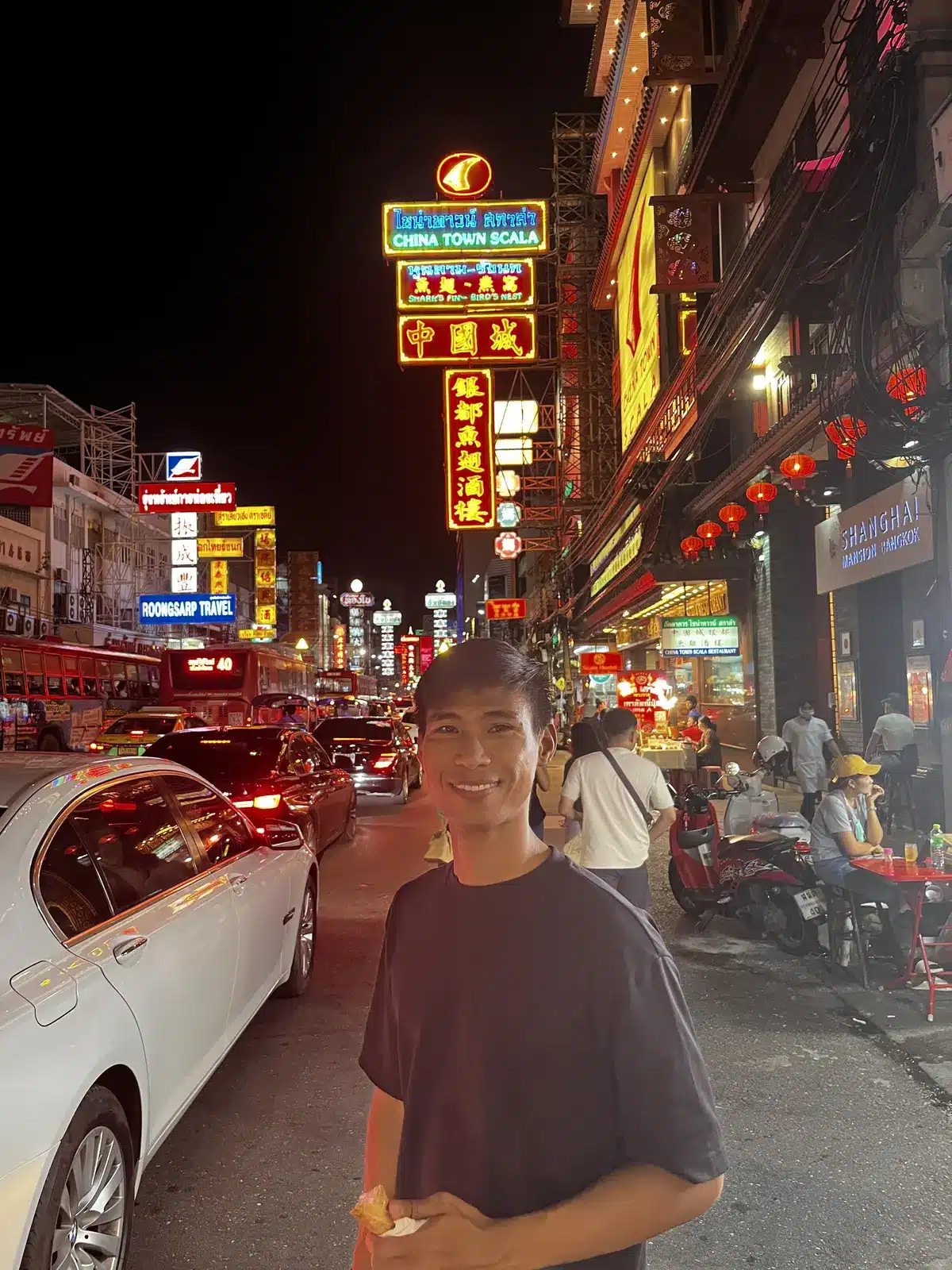 Enseignes au néon de Yaowarat Road la nuit dans Chinatown, Bangkok