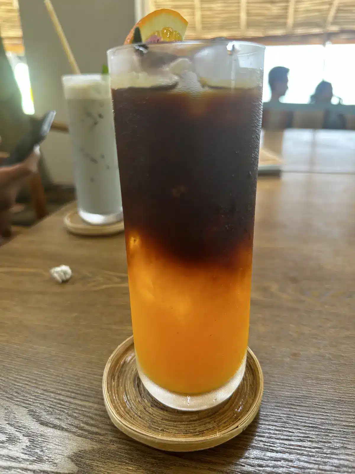 Cocktail sur la table du Pi Samui Beach Club, Choeng Mon Beach