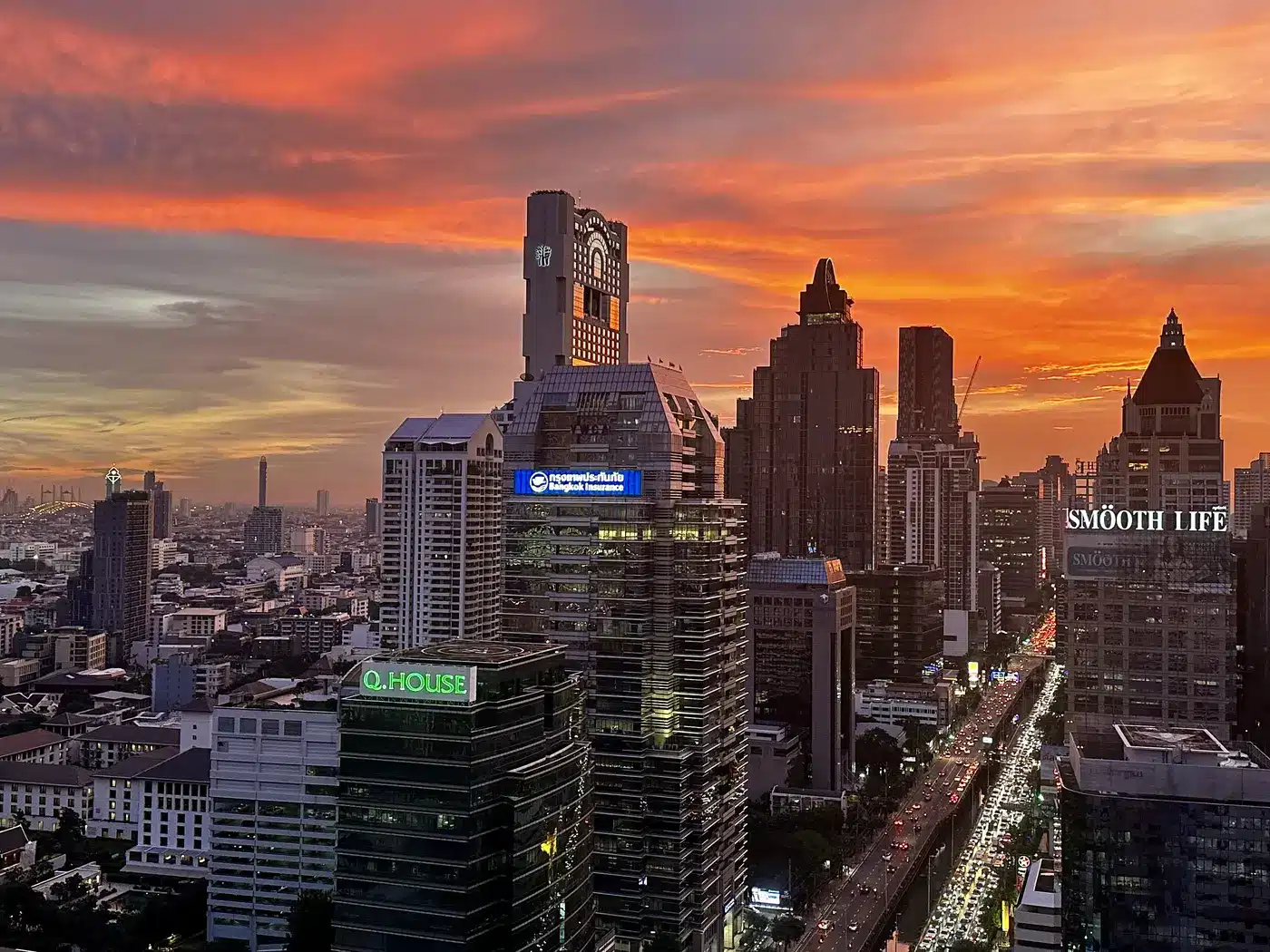 Coucher de soleil sur les gratte-ciel de Silom et Sathorn, Bangkok