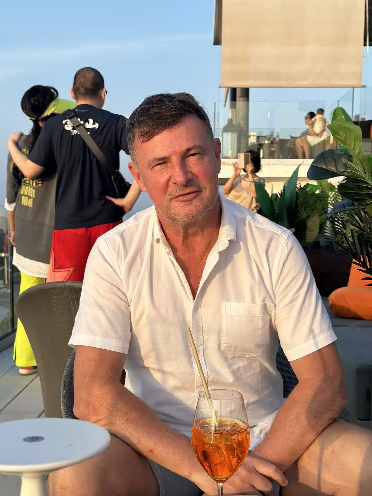 Blaise Jaeger au coucher du soleil avec un spritz au Maithy Pool Lounge, Koh Samui
