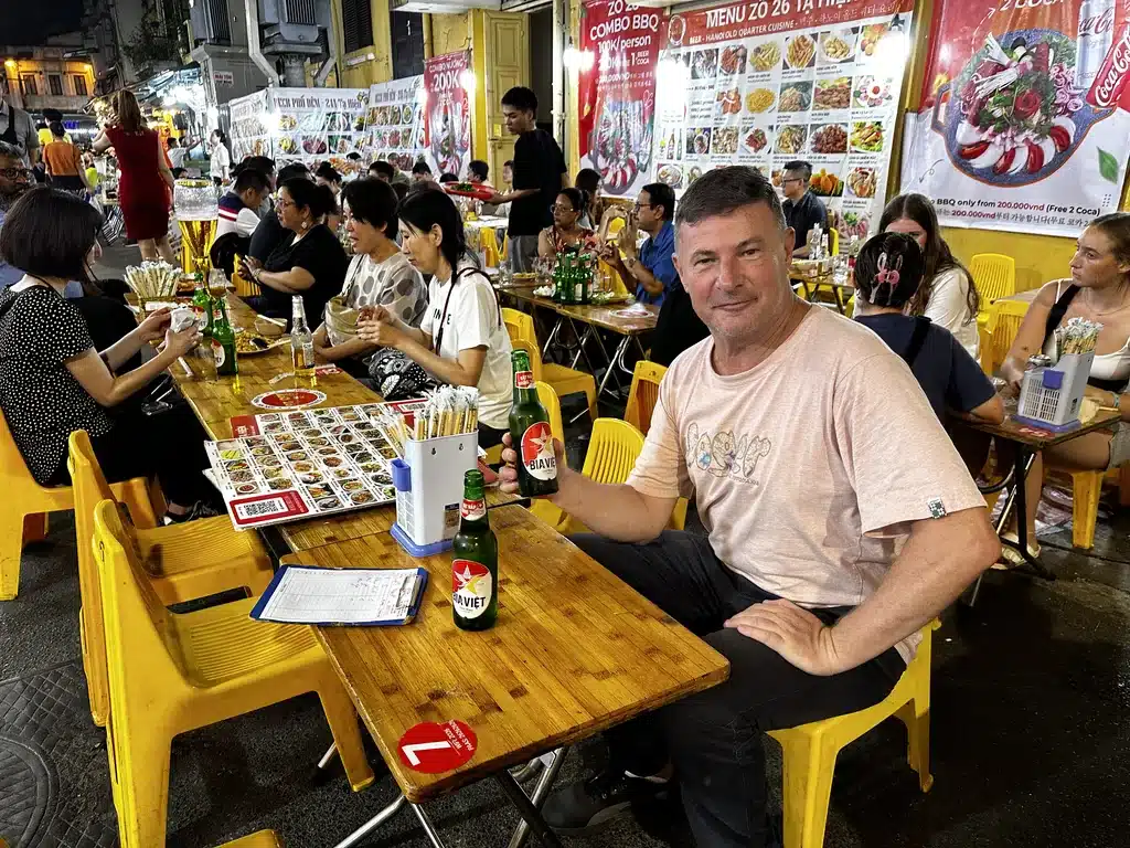 Dîner de street food rue Hang Bac, dans le vieux quartier de Hanoï