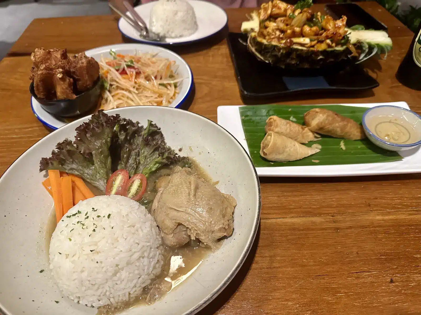 Plats thaïs avec riz, salade et rouleaux de printemps dans un restaurant de Thonglor, Bangkok