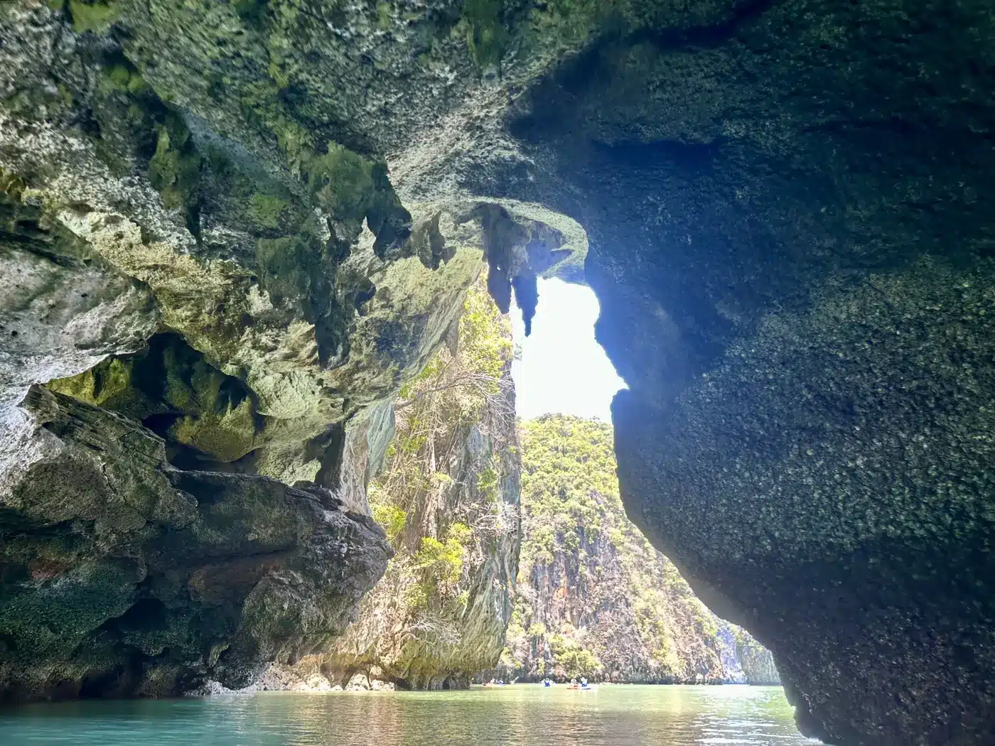 Entrée de la grotte menant au lagon caché de Ko Hong, baie de Phang Nga