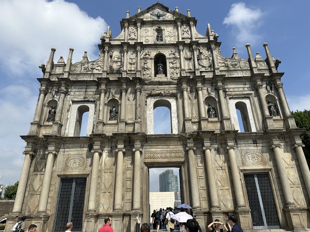 La façade en pierre des ruines de Saint-Paul à Macao sous un ciel bleu