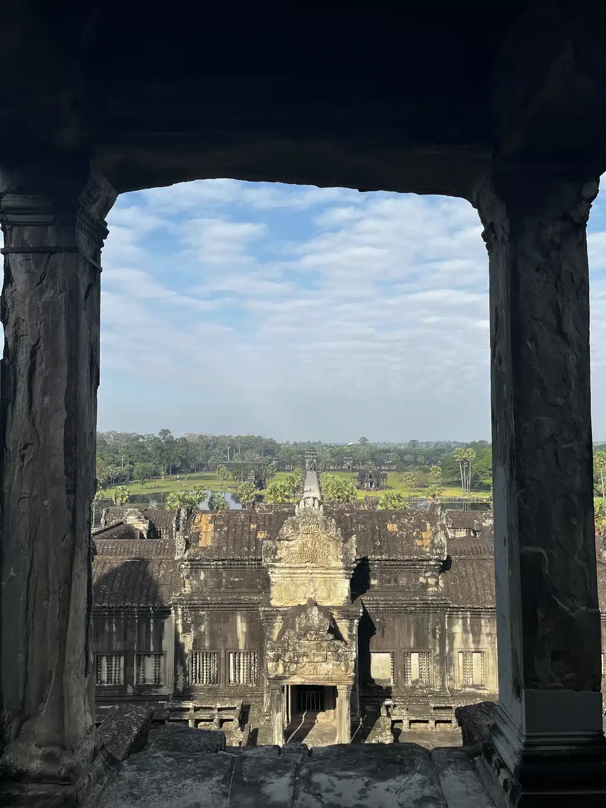 Vue à travers une fenêtre du niveau supérieur d’Angkor Wat