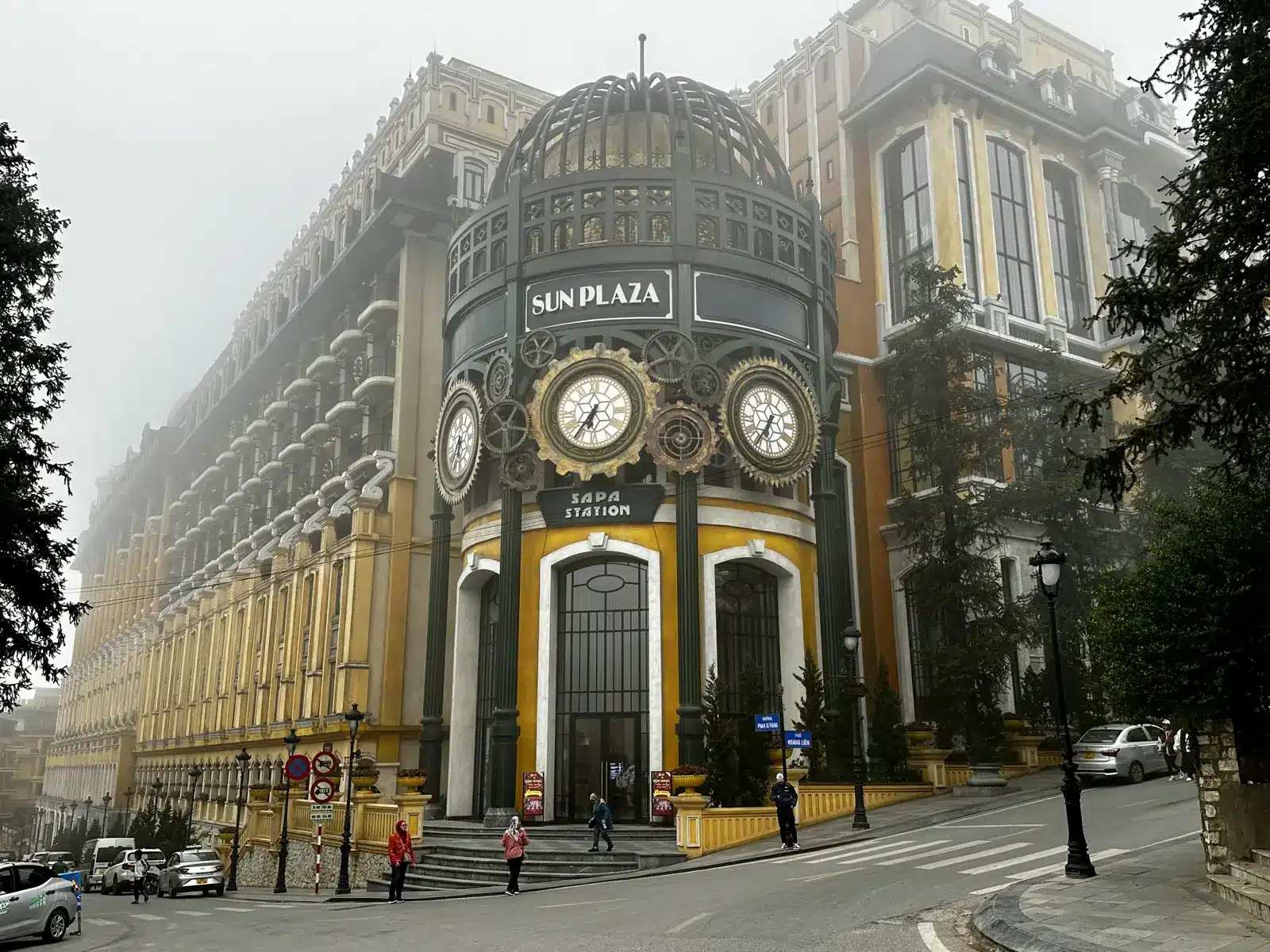 La gare Sun Plaza et ses tours d'horloge dans le brouillard, Sa Pa