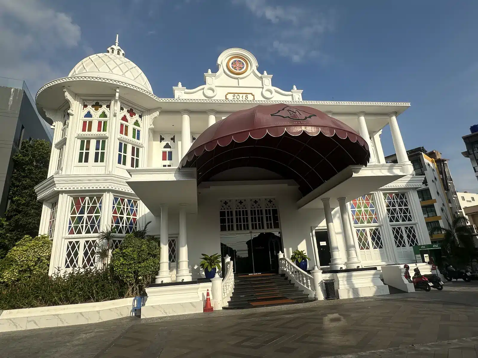 Façade blanche de style colonial avec vitraux du Mövenpick Myth Hotel Patong
