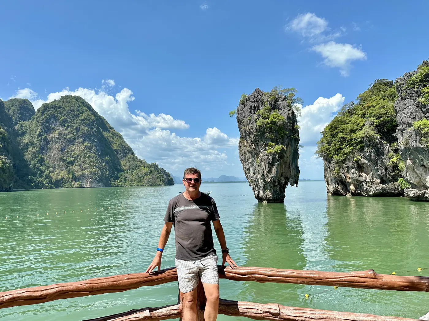 Blaise Jaeger devant Ko Tapu à James Bond Island, baie de Phang Nga