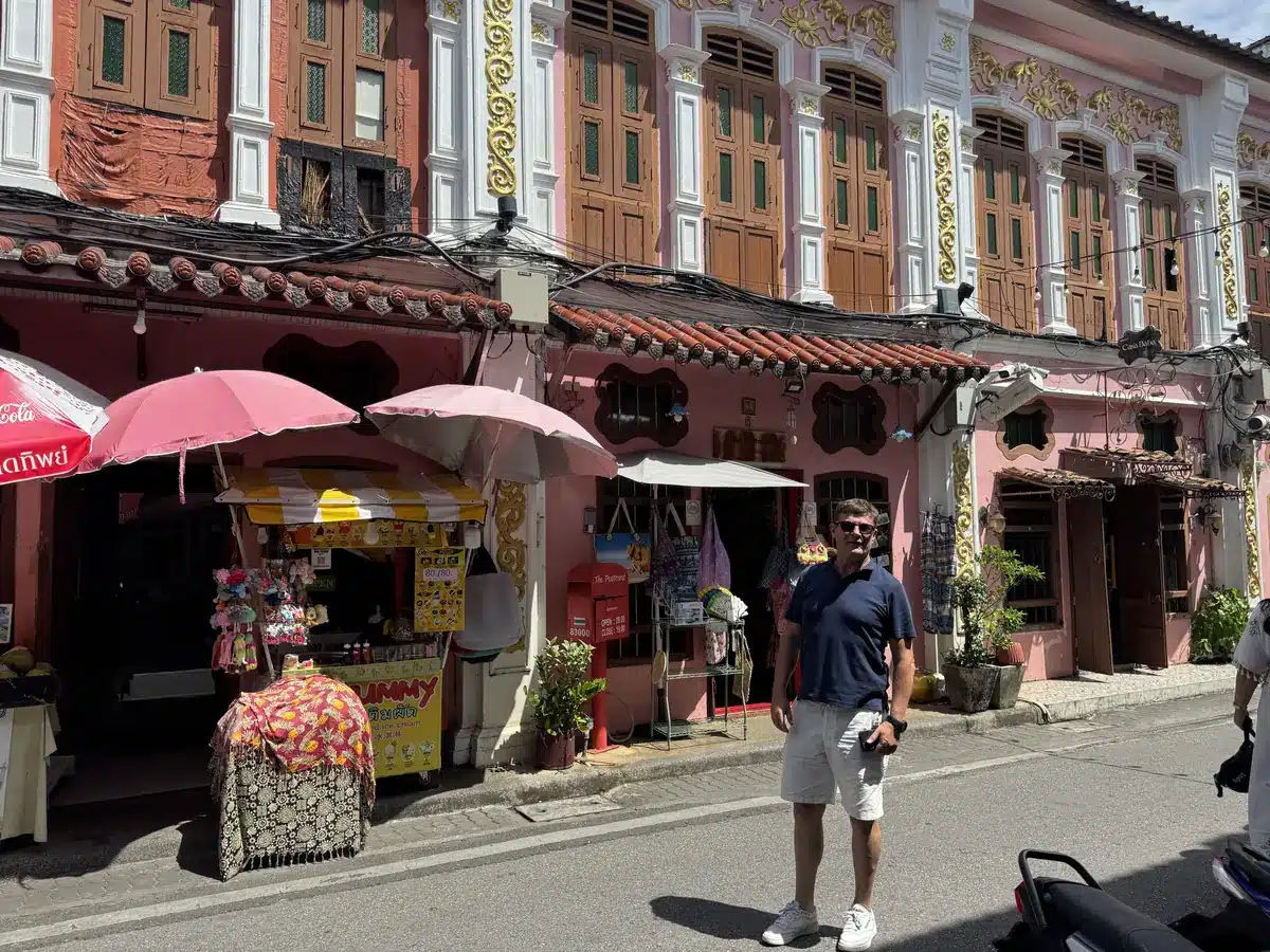 Maisons-boutiques sino-portugaises roses dans la vieille ville de Phuket