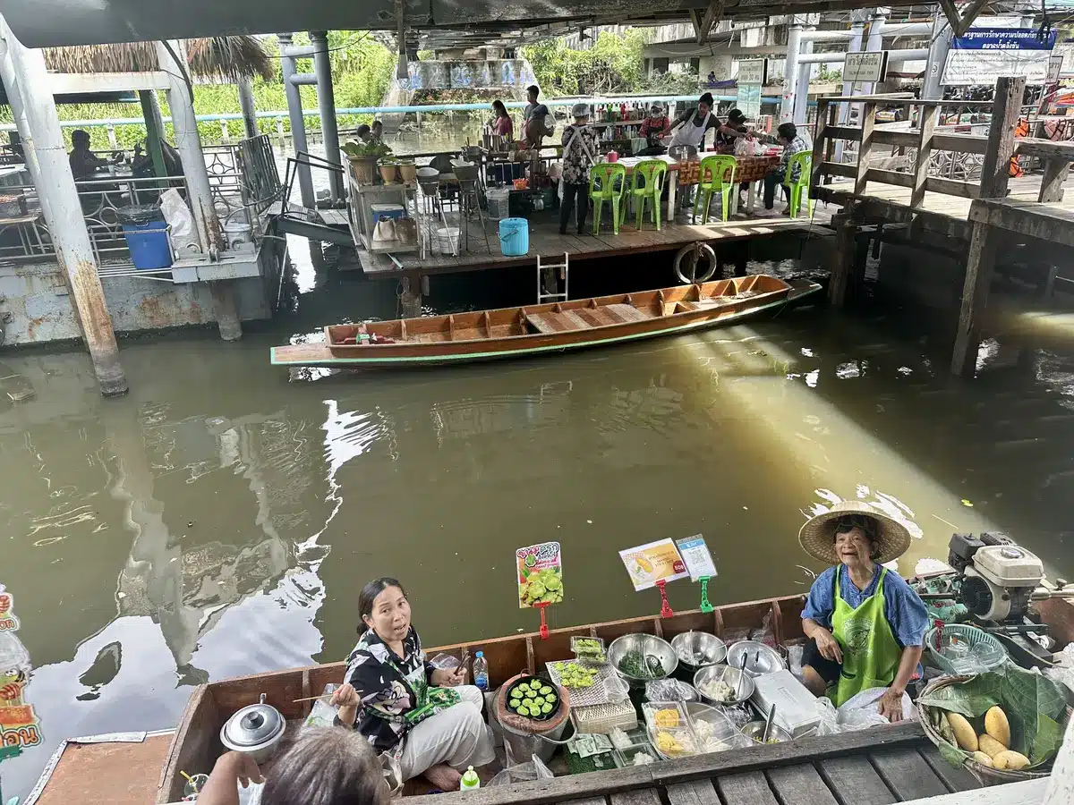 Bateaux amarrés au marché flottant de Taling Chan, sur un canal de Thonburi, Bangkok