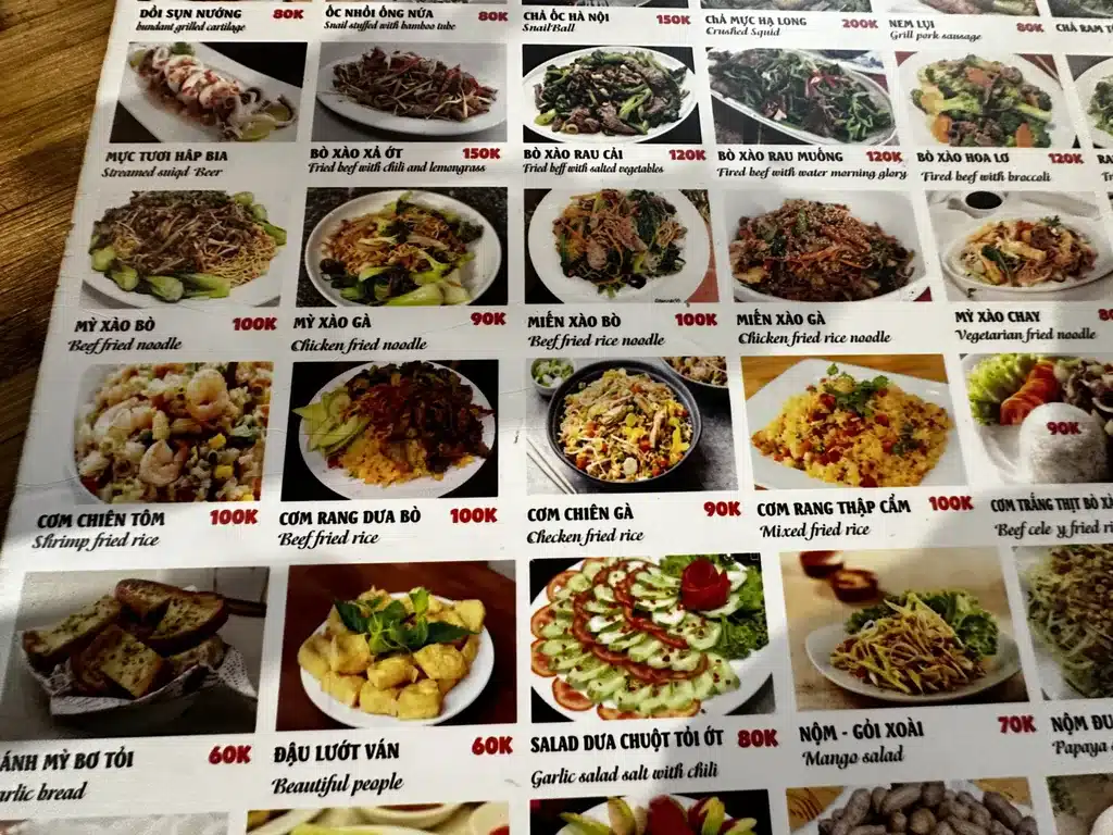 Menu d'un restaurant de rue à Hanoï avec nouilles sautées de 90 000 à 100 000 VND
