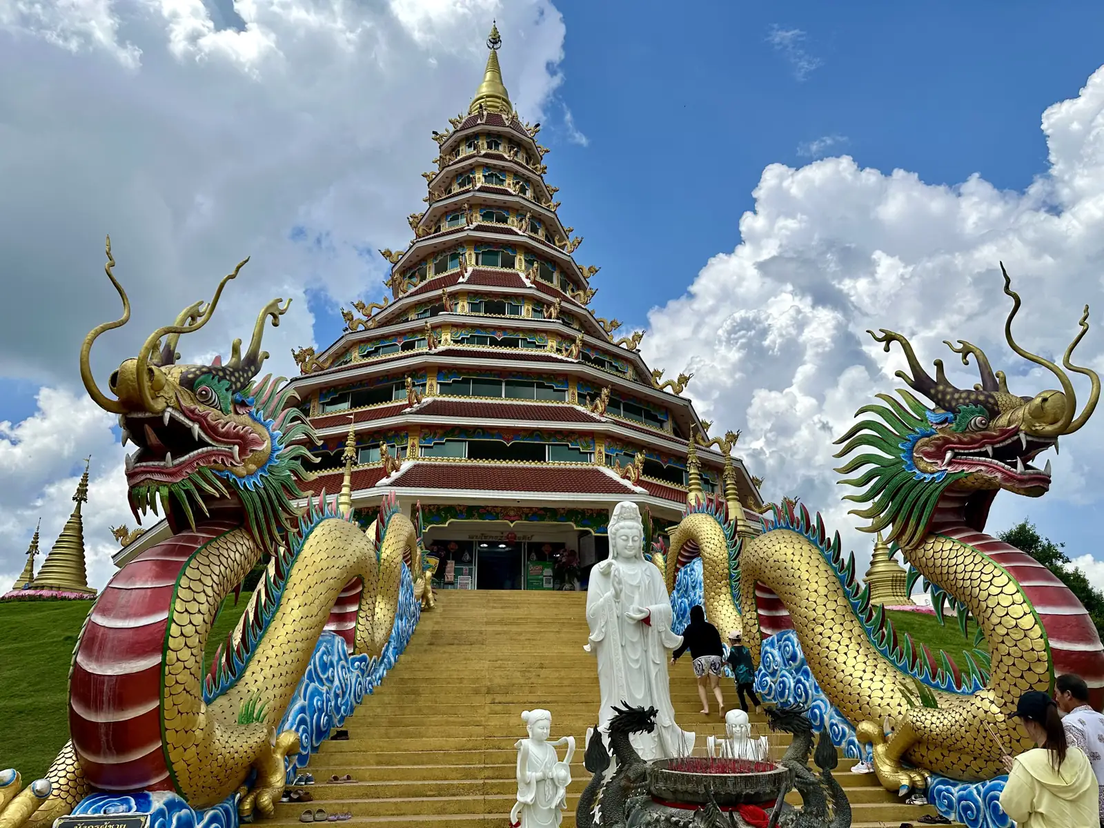 Pagode à neuf niveaux et escalier aux dragons au Wat Huay Pla Kang, Chiang Rai